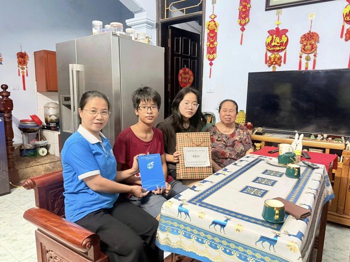Đồng chí Lê Hà Thu, Chủ tịch Hội LHPN phường Yên Hòa trao quà hỗ trợ 2 chị em Diệp Chi và Quốc Bảo mồ côi bố, hiện sống cùng bà nội. Ảnh: Hội LHPN phường Yên Hòa