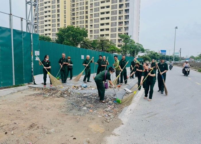 Hội cựu chiến binh tích cực tham gia công tác vệ sinh môi trường. Ảnh: Minh Đức