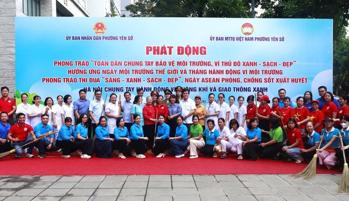 Phó Bí thư Thường trực Giang Chí Trung và Chủ tịch UBND phường Yên Sở Vũ Tuấn Đạt dự lễ phát động và động viên cán bộ, đảng viên, đoàn viên, hội viên, lực lượng vũ trang, hội cựu chiến binh, y tế, doanh nghiệp và nhân dân. Ảnh: Minh Đức
