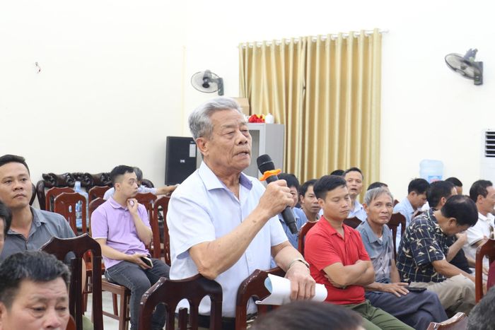 Người dân tham gia ý kiến về dự thảo phương án sắp xếp thôn. Ảnh: Vũ Cường