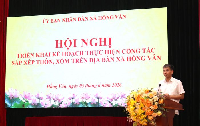 Bí thư Đảng ủy, Chủ tịch HĐND xã Hồng Vân Phạm Tiến Dũng phát biểu tại hội nghị. Ảnh: Vũ Cường.