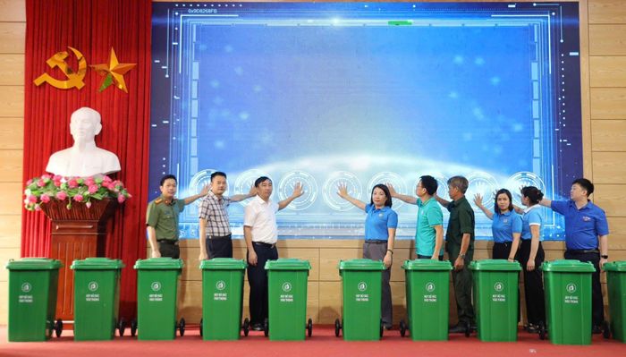 Các đồng chí lãnh đạo cùng đại diện các đoàn thể chính trị xã hội và nhân dân tham gia ấn nút hưởng ứng tại buổi lễ. Ảnh: ĐH