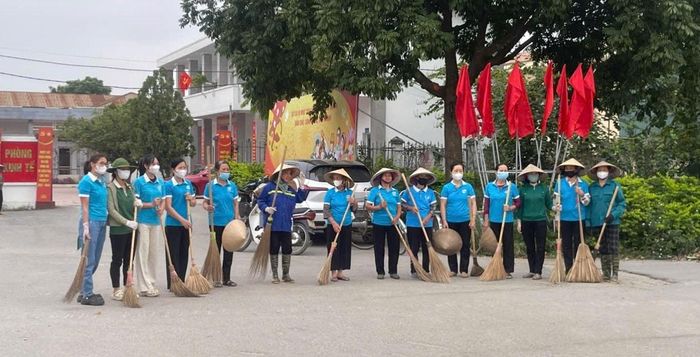 Hội viên, đoàn viên các đoàn thể chính trị - xã hội ra quân tổng dọn vệ sinh môi trường trên địa bàn xã. Ảnh: ĐH