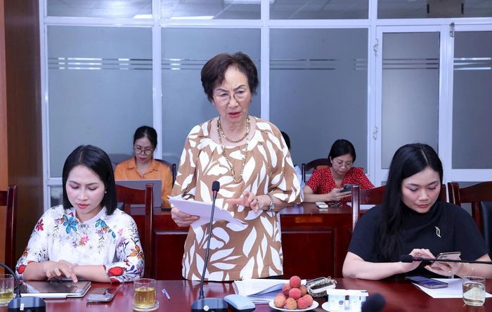 PGS.TS Bùi Thị An, Chủ tịch Hội Nữ trí thức thành phố nêu ý kiến. Ảnh: Thu Điệp
