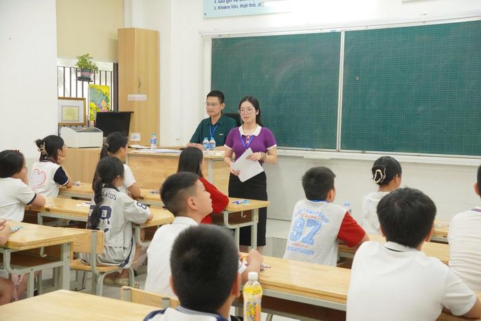 Thí sinh tham gia kỳ kiểm tra đánh giá năng lực tuyển sinh vào lớp 6 của Trường THCS Cầu Giấy trong không khí nghiêm túc, tập trung tại các phòng thi. Ảnh: Trường THCS Cầu Giấy 
