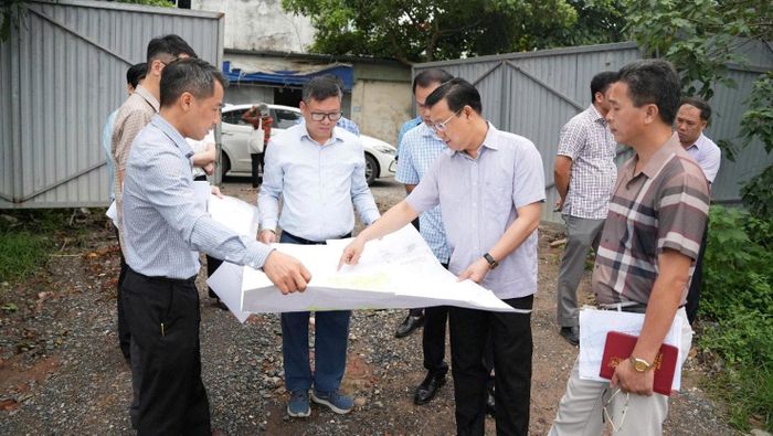 Lãnh đạo xã Hoài Đức yêu cầu các đơn vị liên quan chủ động tham mưu giải pháp nhằm đẩy nhanh tiến độ giải phóng mặt bằng các dự án. Ảnh: ĐH