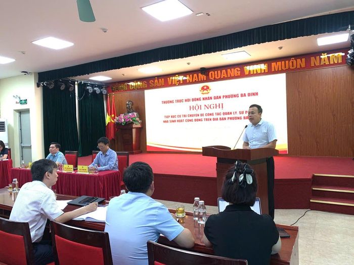 Bí thư Đảng ủy, Chủ tịch HĐND phường Ba Đình Phạm Quang Thanh phát biểu chỉ đạo tại hội nghị.