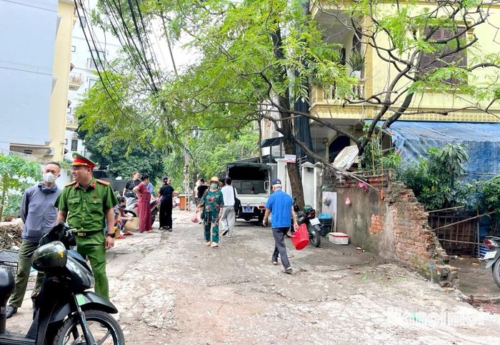 Khu vực dọc mương hở trở nên phong quang, sạch sẽ sau khi phường ra quân xử lý. Ảnh: MT