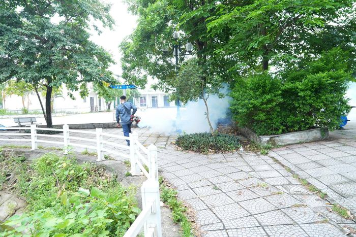 Triển khai phun thuốc diệt muỗi phòng, chống sốt xuất huyết tại các khu vực trọng điểm. Ảnh: PV