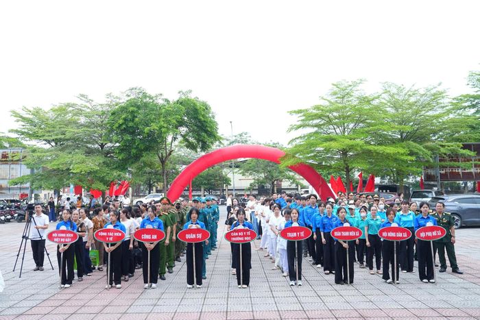 Các lực lượng tham dự lễ phát động. Ảnh: PV