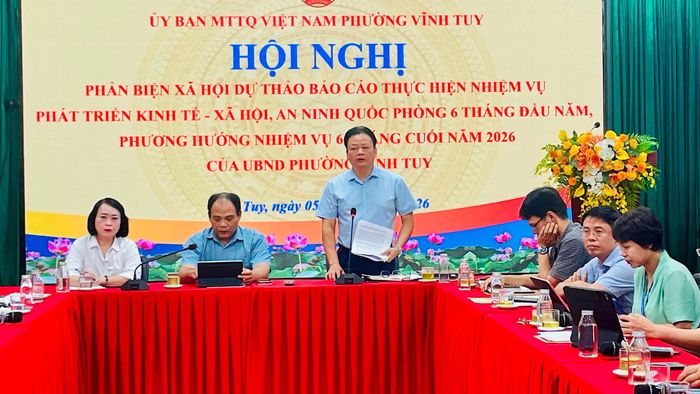 Đồng chí Vũ Văn Hoạt, Phó Bí thư Đảng ủy, Chủ tịch UBND phường Vĩnh Tuy phát biểu tiếp thu các ý kiến phản biện, đóng góp của đại biểu tại hội nghị. Ảnh: PV