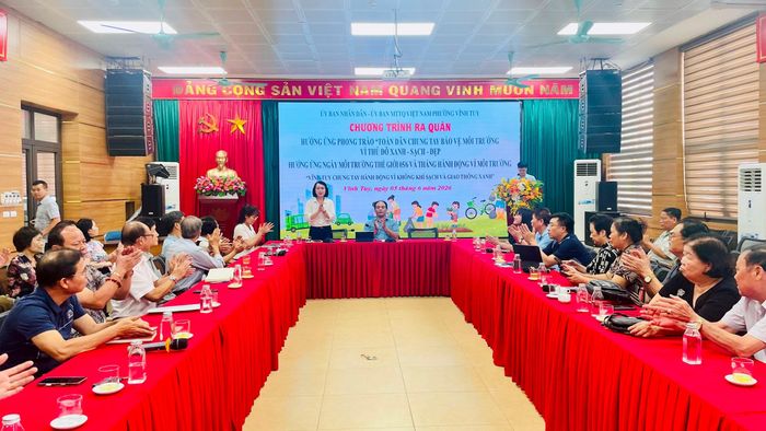 Các đại biểu tham dự chương trình ra quân hưởng ứng phong trào “Toàn dân chung tay bảo vệ môi trường vì Thủ đô xanh - sạch - đẹp”, hưởng ứng Ngày Môi trường thế giới 5-6 và Tháng hành động vì môi trường năm 2026. Ảnh: PV