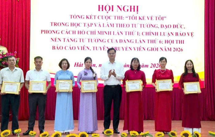 Phó Bí thư Thường trực Đảng ủy xã Hát Môn Dương Chí Thanh khen thưởng các thí sinh đạt giải cao tại cuộc thi. Ảnh: NM