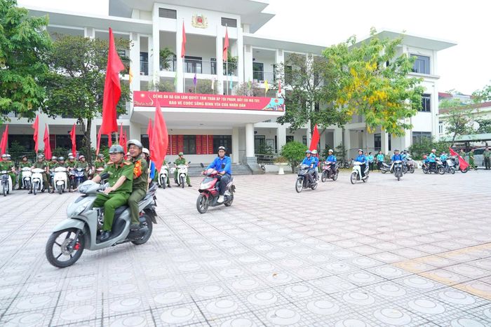 Sau lễ phát động, các lực lượng đã tổ chức diễu hành biểu dương lực lượng trên các tuyến đường chính và khu dân cư