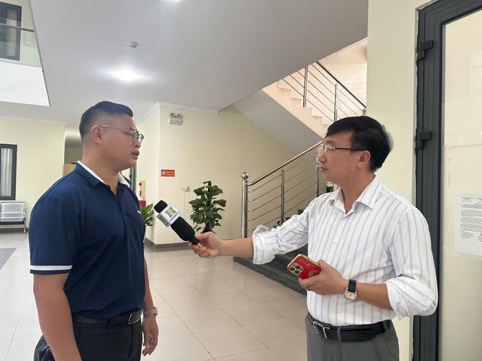 Ông Nguyễn Văn Nam, công dân Tổ dân phố Thống Nhất, phường Dương Nội trao đổi với phóng viên Cơ quan Báo và Phát thanh, Truyền hình Hà Nội. Ảnh: Thu Phương