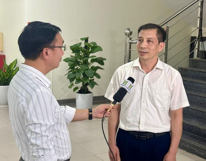 Đồng chí Nguyễn Sĩ Hoạt, Phó Bí thư Thường trực Đảng ủy phường Dương Nội trao đổi với phóng viên Cơ quan Báo và Phát thanh, Truyền hình Hà Nội. Ảnh: Thu Phương