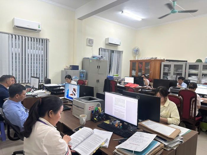 Cán bộ, công chức Phòng Kinh tế, Hạ tầng và Đô thị phường Dương Nội thực hiện nhiệm vụ tại phòng làm việc. Ảnh: Thu Phương