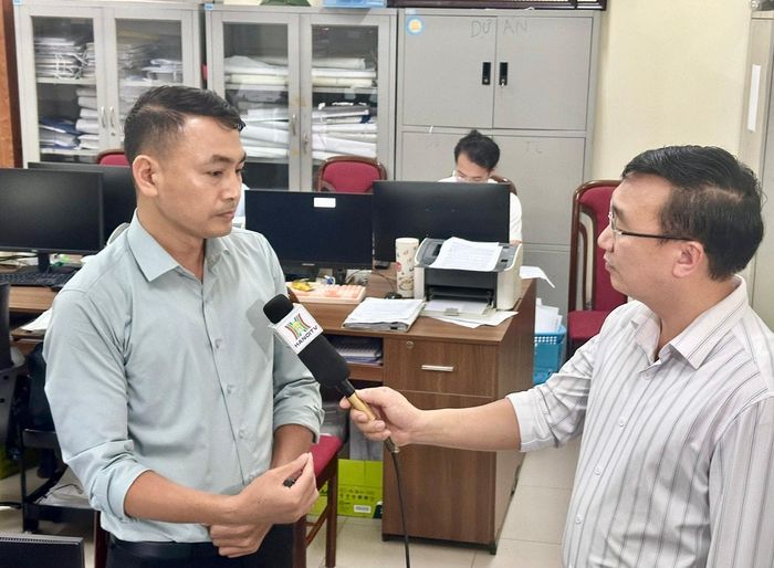Ông Bùi Ngọc Lâm, công chức Phòng Kinh tế, Hạ tầng và Đô thị phường Dương Nội trao đổi với phóng viên Cơ quan Báo và Phát thanh, Truyền hình Hà Nội. Ảnh: Thu Phương