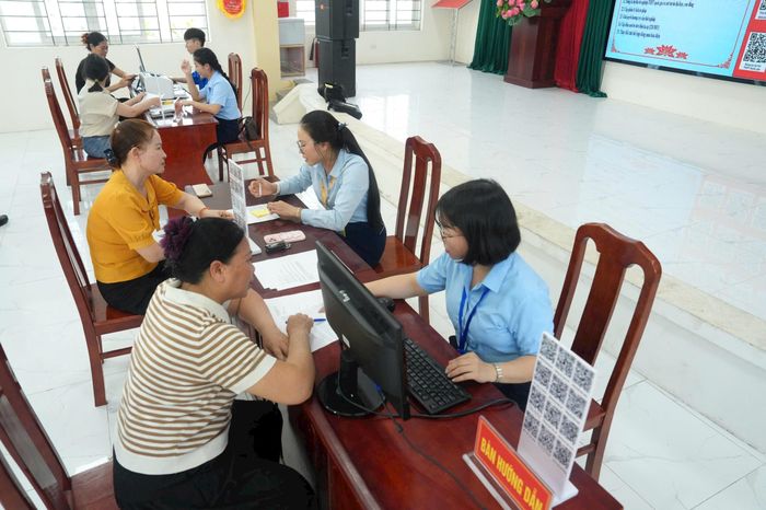 Cán bộ UBND xã Tiến Thắng trực tiếp xuống thôn giải quyết thủ tục hành chính thiết yếu cho người dân. Ảnh: Phạm Hùng