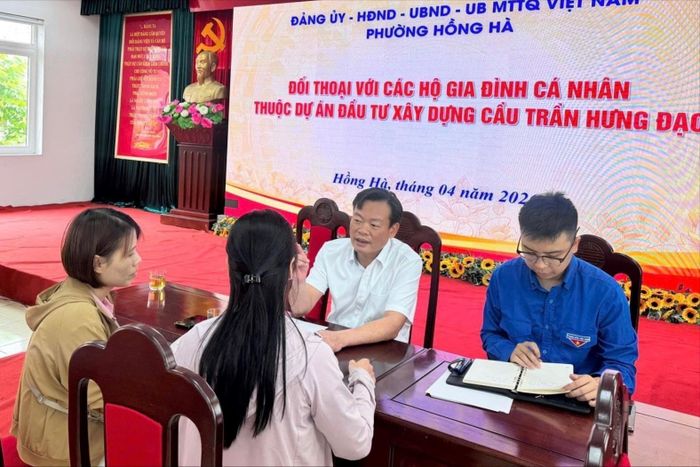Lãnh đạo phường Hồng Hà đối thoại với người dân thuộc dự án xây dựng cầu Trần Hưng Đạo. Ảnh: Quang Thái