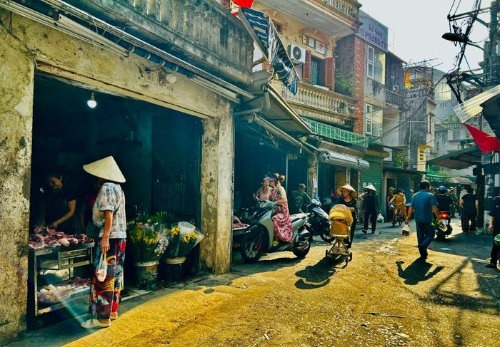 Các hộ kinh doanh thực hiện quy định, không bày bán hàng ra ngoài đường. Ảnh: Trần Oanh.