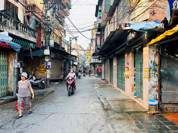 Ngõ 240 Tân Mai thông thoáng, người dân đi lại thuận tiện sau khi được giải tỏa “chợ cóc, chợ tạm”. Ảnh: Trần Oanh.