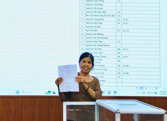 Quá trình bốc thăm vị trí đất tái định cư diễn ra minh bạch. Ảnh: PV