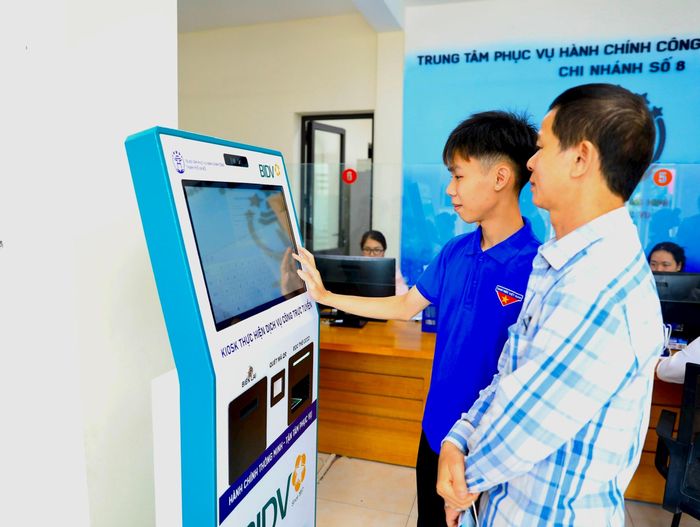 Giải quyết thủ tục hành chính cho người dân tại xã Quang Minh. Ảnh: Quang Thái