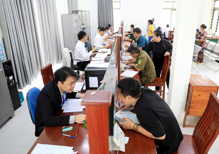 Hỗ trợ người dân giải quyết thủ tục hành chính trực tuyến tại Điểm Phục vụ hành chính công xã Ứng Hòa. Ảnh: Quang Thái