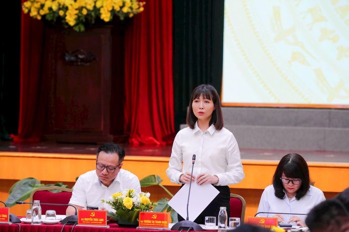 Phó Bí thư Thường trực Đảng ủy, Chủ tịch HĐND phường Hoàn Kiếm Trương Thị Thanh Nhàn trao đổi tại Hội nghị. Ảnh: PV