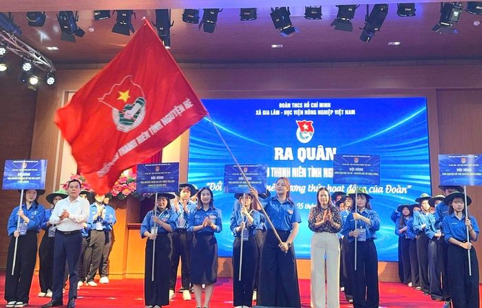 Bí thư Đoàn TNCS Hồ Chí Minh xã Gia Lâm Lê Thị Thùy Dương phất cờ ra quân Chiến dịch Thanh niên tình nguyện Hè năm 2026