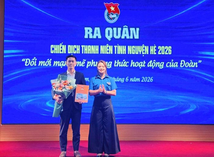 Đồng chí Lê Thị Thùy Dương, Bí thư Đoàn TNCS Hồ Chí Minh xã Gia Lâm trao Quyết định, tặng hoa chúc mừng Chi đoàn mới được thành lập.