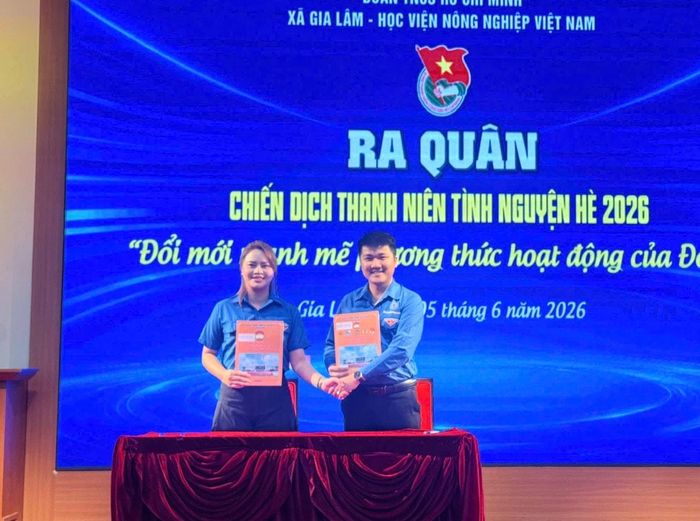 Đại diện Đoàn TNCS Hồ Chí Minh xã Gia Lâm và Đoàn Thanh niên Học viện Nông nghiệp Việt Nam ký kết biên bản phối hợp về việc giới thiệu sinh viên tham gia hỗ trợ các hoạt động hè tại địa phương.