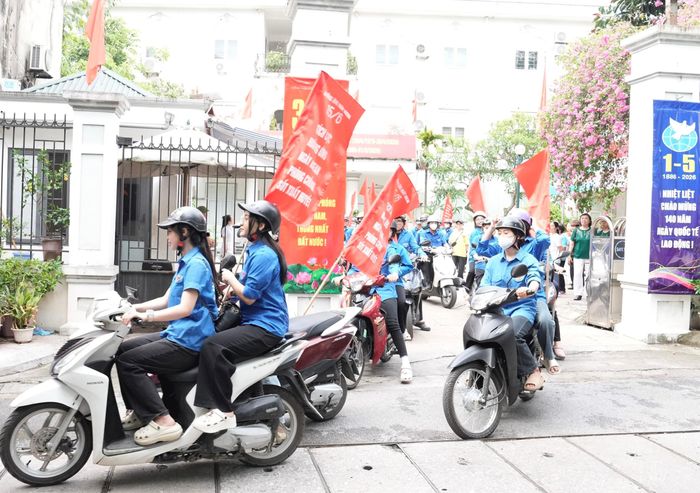 Các lực lượng ra quân hưởng ứng ngày ASEAN phòng, chống sốt xuất huyết năm 2026. Ảnh: Hồng Thái