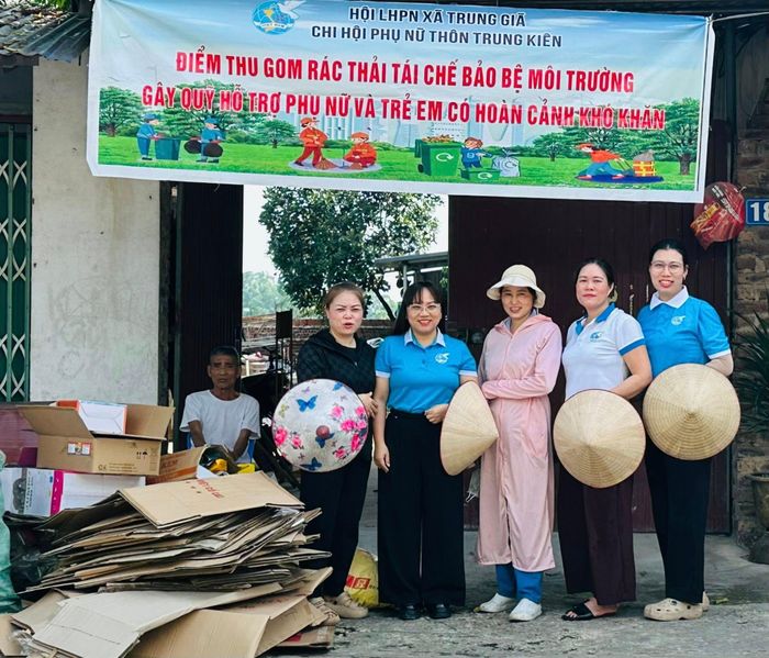 Điểm thu gom rác tái chế tại thôn Trung Kiên hưởng ứng mô hình “Thu gom phế liệu gây quỹ yêu thương”. Ảnh: Việt Hà