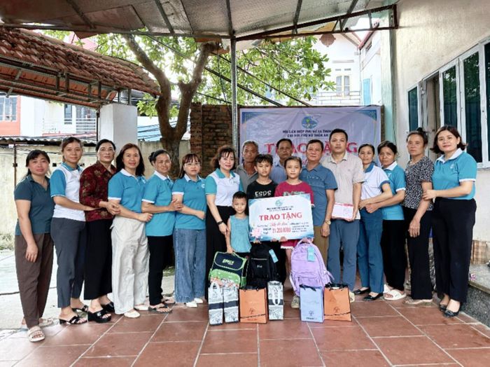Chương trình “Mẹ đỡ đầu - Đồng hành cùng con” hỗ trợ cho các trẻ em có hoàn cảnh khó khăn tại thôn An Lạc, xã Trung Giã. Ảnh: Việt Hà