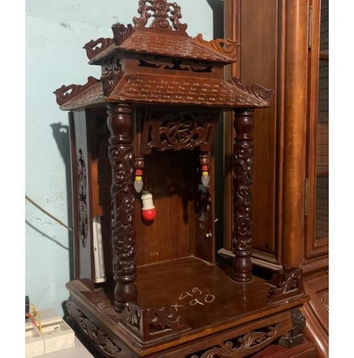 Trên thực tế, nếu bàn thờ Thần tài còn mới và sạch sẽ, gia chủ có thể tiếp tục sử dụng, đặc biệt là khi chủ cũ kinh doanh thuận lợi và không gặp vấn đề lớn về mặt tài chính.