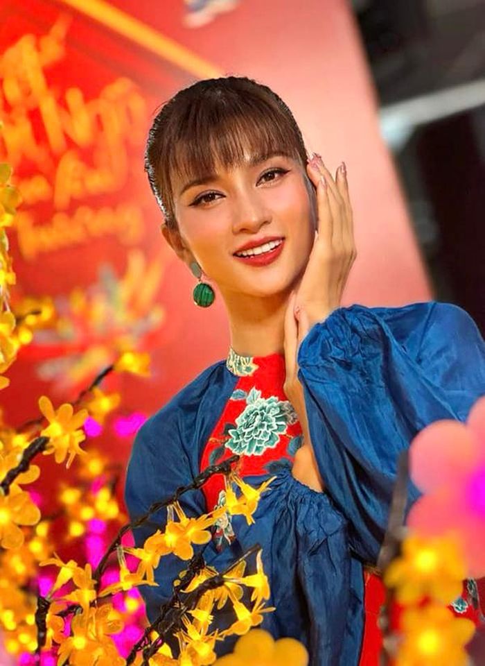 Bên cạnh đó việc mix đồ phù hợp cũng giúp cô trẻ trung và bắt mắt với khán giả hơn.