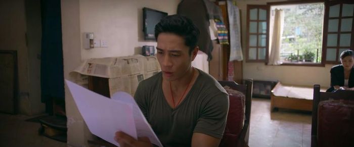 Hoa hậu Vi Minh nhờ Sơn xem lại hợp đồng với công ty chủ quản. Ảnh VTV