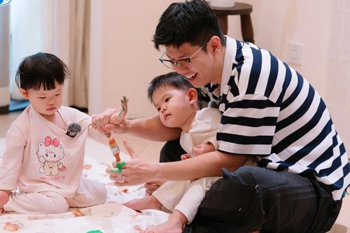 Cặp song sinh ngộ nghĩnh đáng yêu nhà BTV Mạnh Cường.
