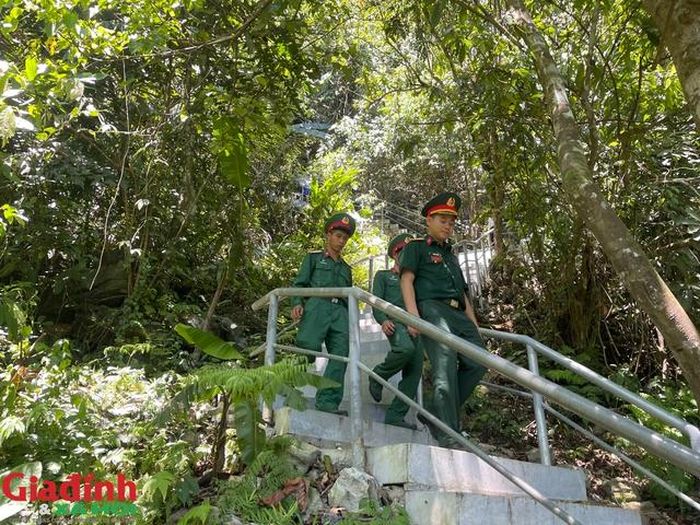 Để lên hang Lèn Hà, người dân và du khách phải vượt qua 269 bậc đá, con số này biểu trưng cho phiên hiệu của Trạm Thông tin A69.