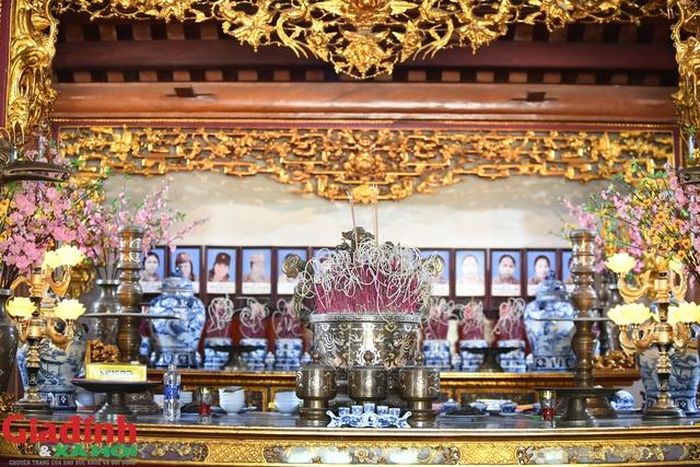 Theo tư liệu lịch sử, ngày 2/7/1972, không quân Mỹ mở cuộc tập kích quy mô lớn vào Trạm Thông tin A69. Bom đạn dội xuống khu vực hang Lèn Hà khiến hệ thống thông tin bị phá hủy nặng nề. Trận bom ấy khiến 13 cán bộ, chiến sĩ Trạm Thông tin A69 (gồm 10 nữ và 3 nam) hi sinh khi tuổi đời chỉ mới 16, đôi mươi, nhiều người khác bị thương.
