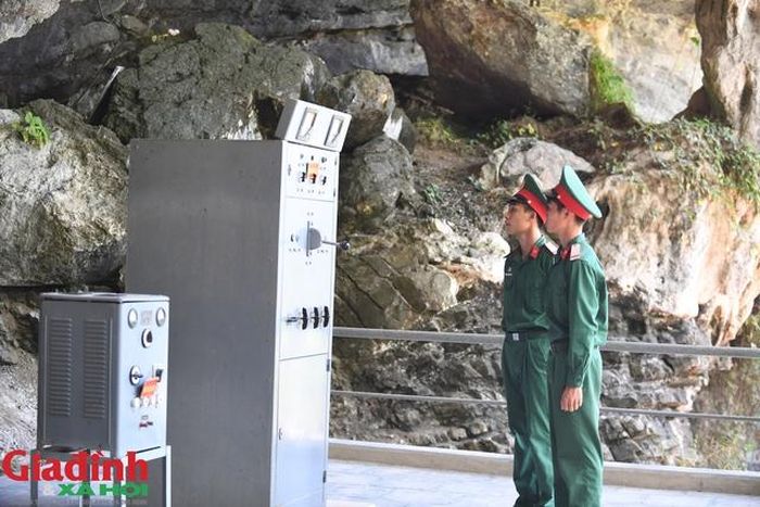 Do giữ vị trí đặc biệt quan trọng trên tuyến thông tin chiến lược, khu vực đóng quân của Trạm Thông tin A69 thường xuyên là mục tiêu đánh phá ác liệt của không quân Mỹ. Với khẩu hiệu hành động “Trạm máy là chiến trường, dây máy là vũ khí”, “Tim còn đập, mạch máu thông tin còn thông suốt”, cán bộ, chiến sĩ của trạm đã vượt qua muôn vàn gian khổ, anh dũng chiến đấu, sáng tạo trong thực hiện nhiệm vụ, bảo đảm thông tin liên lạc thông suốt phục vụ chiến trường. Ảnh tư liệu.