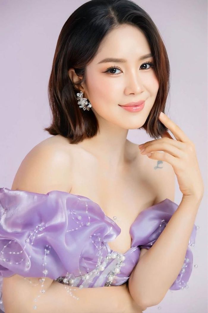 Ảnh bìa trái là khoảnh khắc Lê Phương diện áo dài được chụp vào năm 2005, ảnh bìa phải là khoảnh khắc cô diện đầm hở vai vào năm 2026. Khán giả đã bị sốc trước sự "lão hóa ngược" của nữ diễn viên.