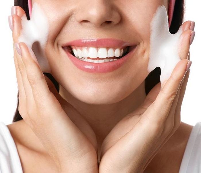 Khi lớp da cũ xỉn màu được làm sạch, da sẽ trông mềm mịn và tươi sáng hơn. Việc tẩy tế bào chết đúng cách còn hỗ trợ da hấp thụ dưỡng chất tốt hơn.