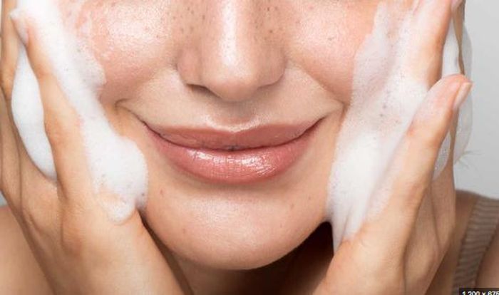 Chất làm trắng da Arbutin là hoạt chất thường được sử dụng trong các sản phẩm hỗ trợ làm đều màu da và giảm thâm sạm.