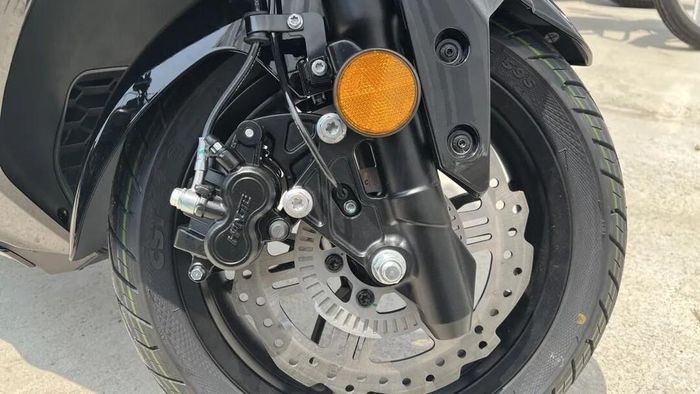 Các tính năng an toàn tiêu chuẩn trên QJMotor Fort 150GT bao gồm phanh đĩa trước và sau