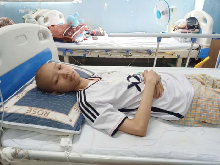 Em Tường Vy đang chống chọi với căn bệnh quái ác, nguy cơ mất đi đôi chân.