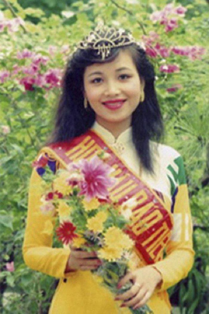 Diệu Hoa được biết đến là người đẹp nổi bật với vốn ngoại ngữ rất tốt trong các thí sinh của Hoa hậu Việt Nam. Diệu Hoa, sinh năm 1969 tại Hà Nội, đăng quang cuộc thi Hoa hậu Toàn quốc báo Tiền Phong lần thứ 2 năm 1990 (tiền thân của Hoa hậu Việt Nam hiện nay).