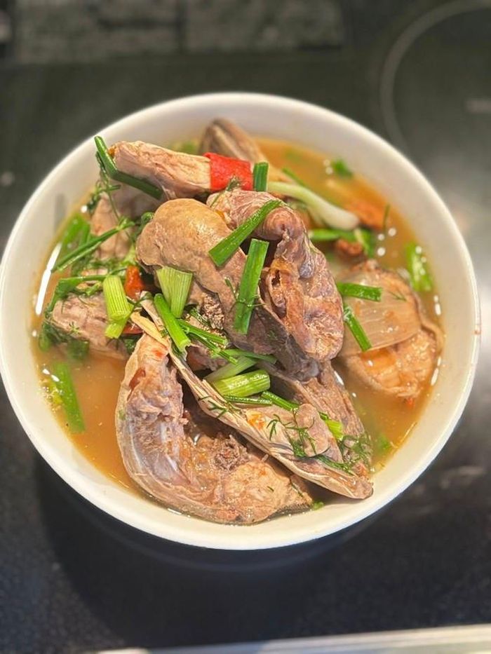 Mận có thể dùng để nấu canh cá riêu.